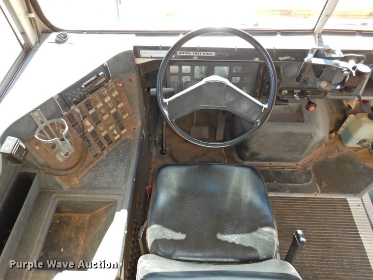 image for item DG1588 1992 International 3800  school bus