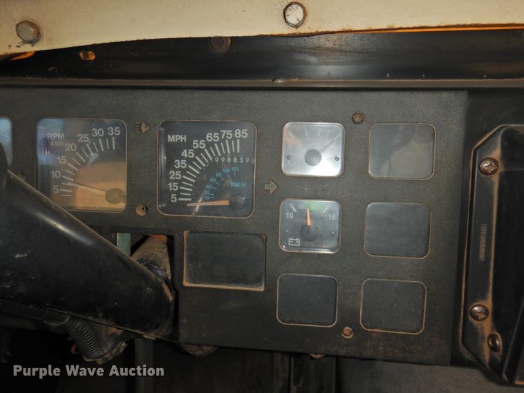 image for item DG1588 1992 International 3800  school bus