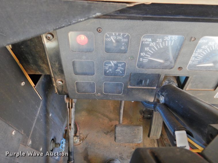 image for item DG1588 1992 International 3800  school bus