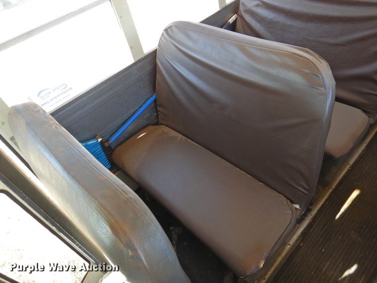 image for item DG1588 1992 International 3800  school bus