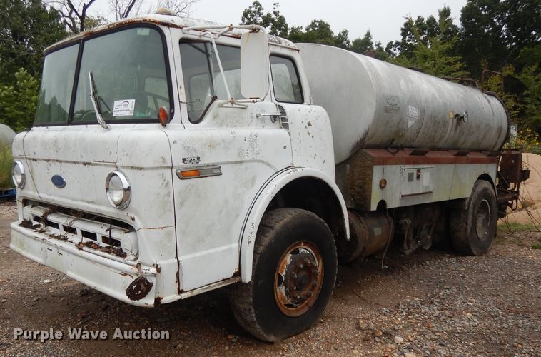 image for item DI7741 1984 Ford 800  oil distributor truck