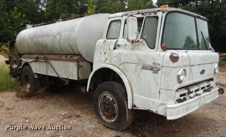 image for item DI7741 1984 Ford 800  oil distributor truck