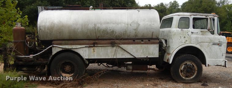 image for item DI7741 1984 Ford 800  oil distributor truck