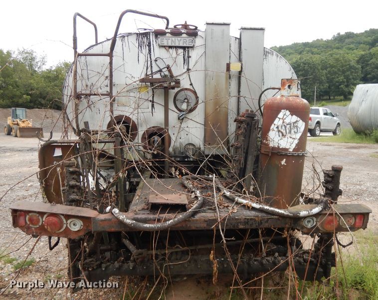 image for item DI7741 1984 Ford 800  oil distributor truck