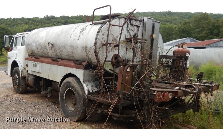 image for item DI7741 1984 Ford 800  oil distributor truck