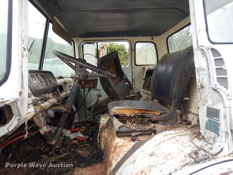 image for item DI7741 1984 Ford 800  oil distributor truck