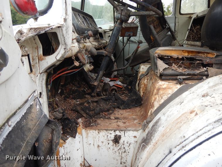 image for item DI7741 1984 Ford 800  oil distributor truck