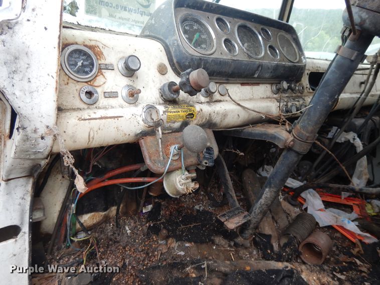 image for item DI7741 1984 Ford 800  oil distributor truck