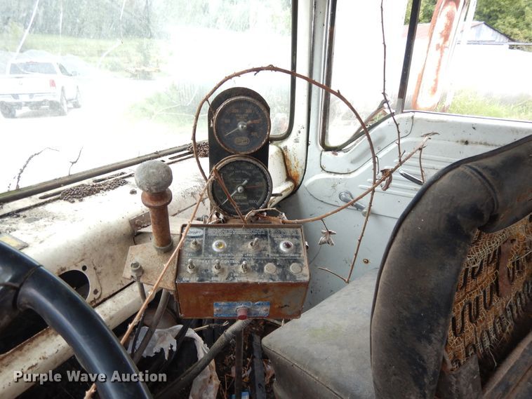 image for item DI7741 1984 Ford 800  oil distributor truck