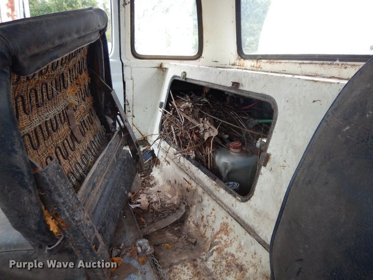 image for item DI7741 1984 Ford 800  oil distributor truck