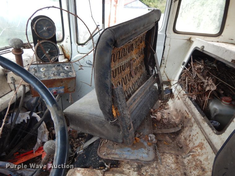 image for item DI7741 1984 Ford 800  oil distributor truck