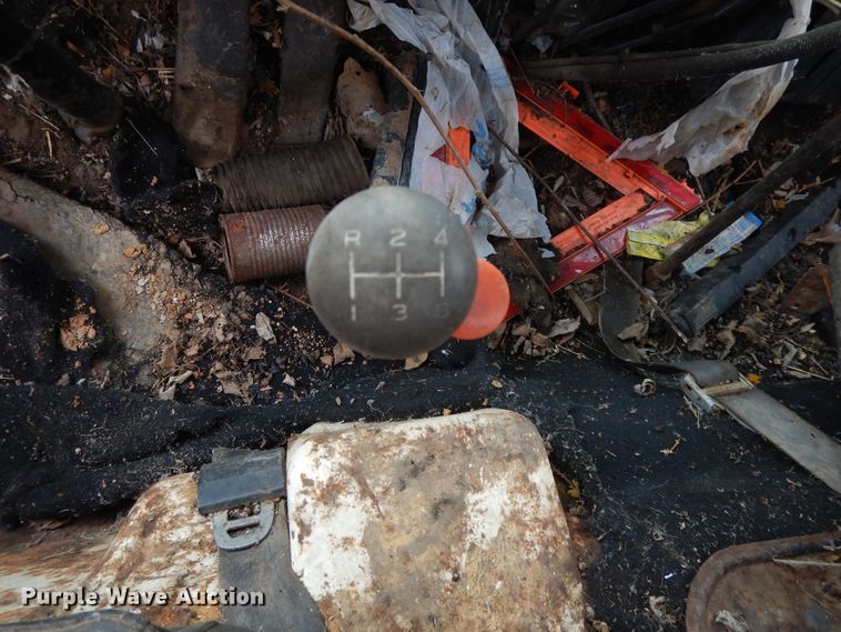 image for item DI7741 1984 Ford 800  oil distributor truck