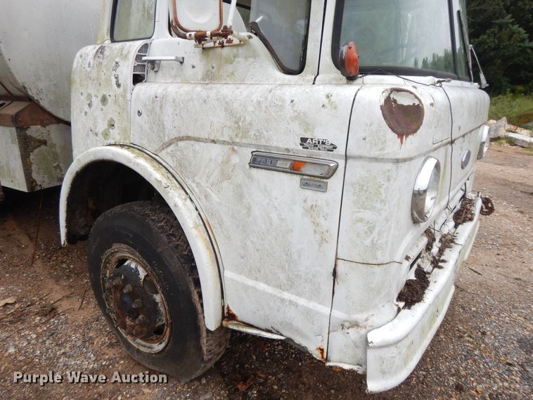 image for item DI7741 1984 Ford 800  oil distributor truck