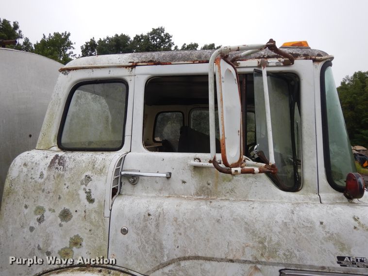 image for item DI7741 1984 Ford 800  oil distributor truck