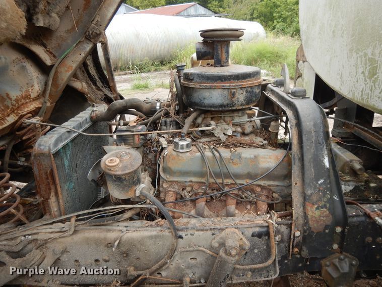 image for item DI7741 1984 Ford 800  oil distributor truck