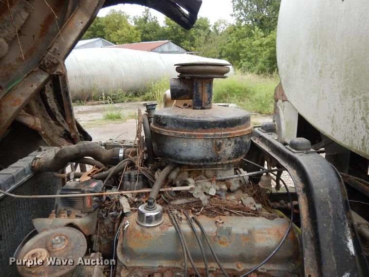 image for item DI7741 1984 Ford 800  oil distributor truck