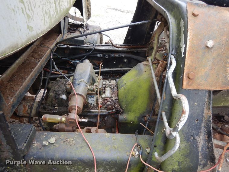 image for item DI7741 1984 Ford 800  oil distributor truck