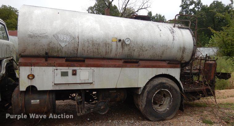 image for item DI7741 1984 Ford 800  oil distributor truck