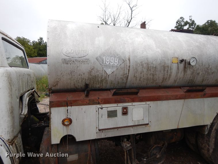 image for item DI7741 1984 Ford 800  oil distributor truck