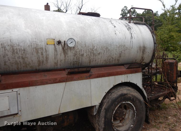 image for item DI7741 1984 Ford 800  oil distributor truck