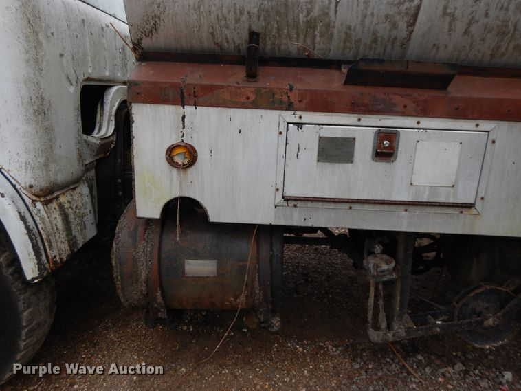 image for item DI7741 1984 Ford 800  oil distributor truck