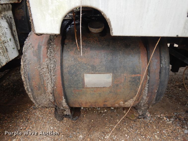 image for item DI7741 1984 Ford 800  oil distributor truck