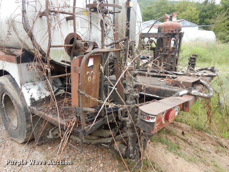 image for item DI7741 1984 Ford 800  oil distributor truck