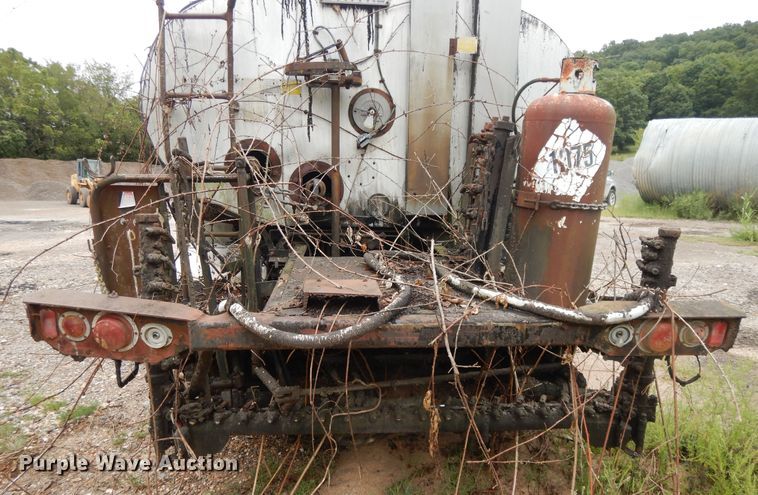 image for item DI7741 1984 Ford 800  oil distributor truck