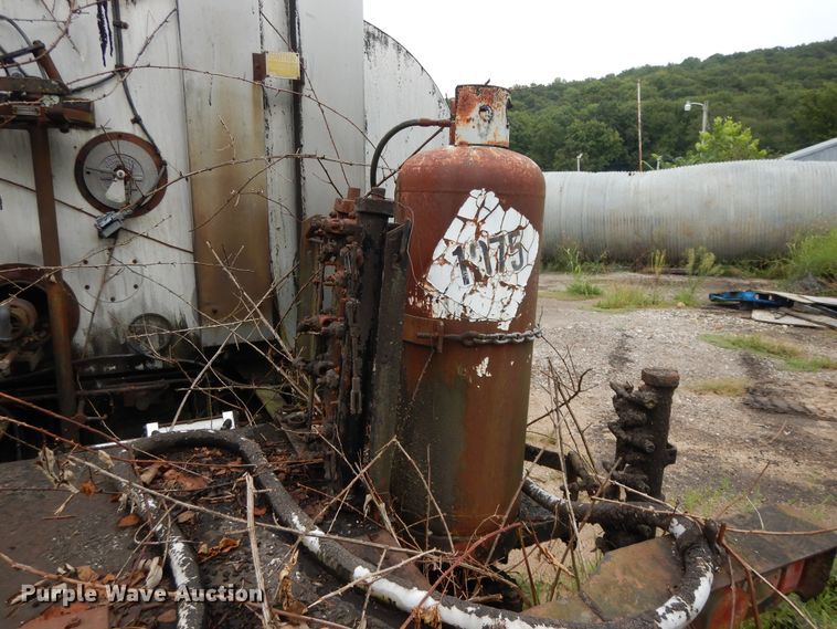 image for item DI7741 1984 Ford 800  oil distributor truck