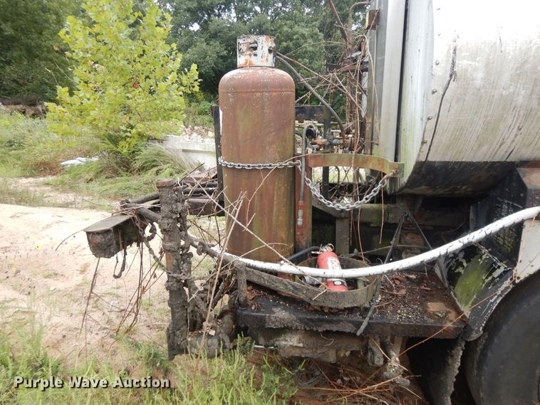 image for item DI7741 1984 Ford 800  oil distributor truck