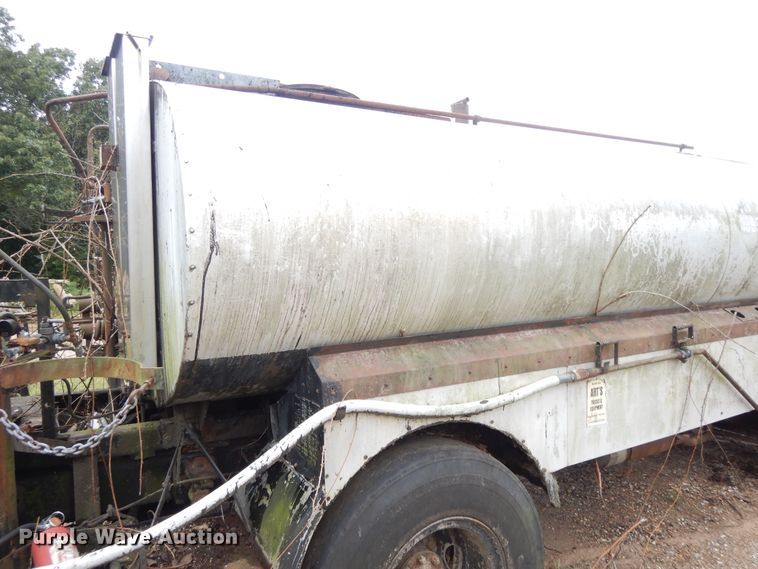 image for item DI7741 1984 Ford 800  oil distributor truck