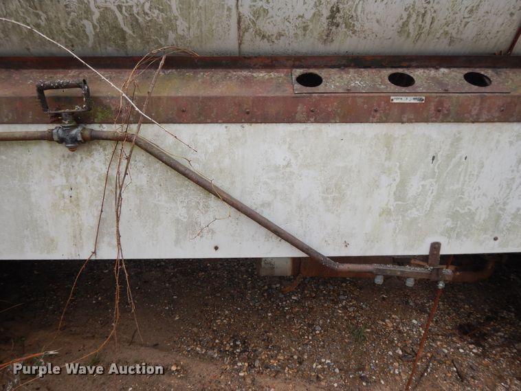 image for item DI7741 1984 Ford 800  oil distributor truck