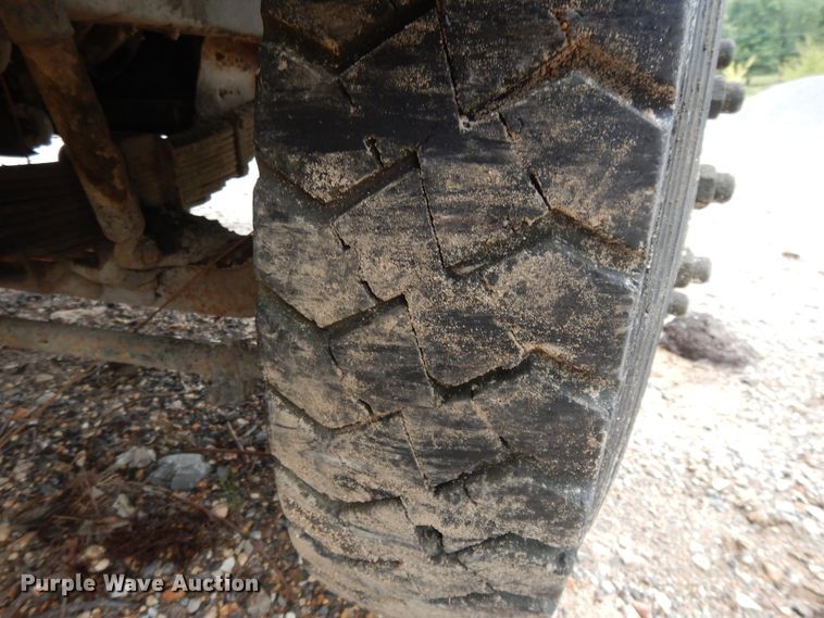 image for item DI7741 1984 Ford 800  oil distributor truck