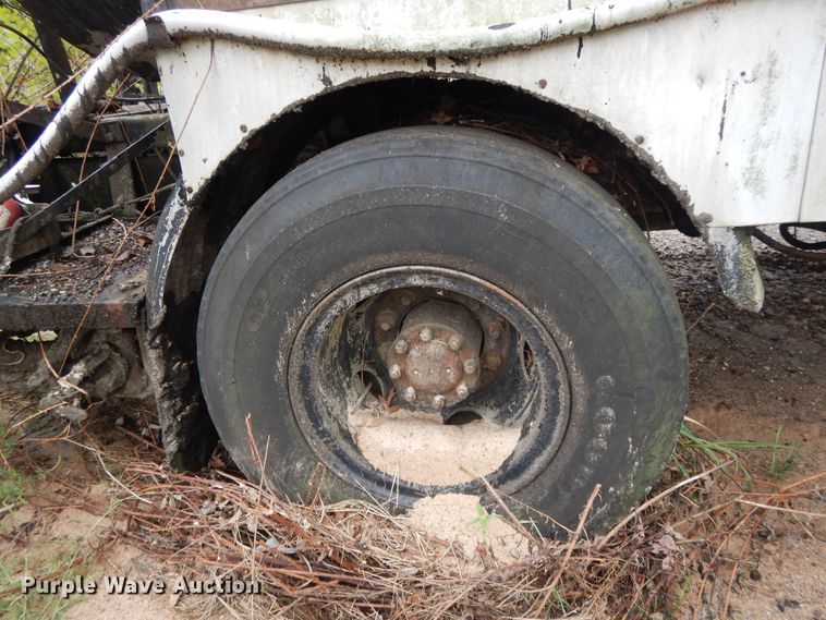 image for item DI7741 1984 Ford 800  oil distributor truck