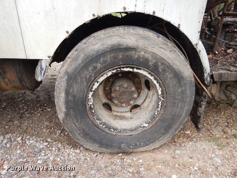 image for item DI7741 1984 Ford 800  oil distributor truck