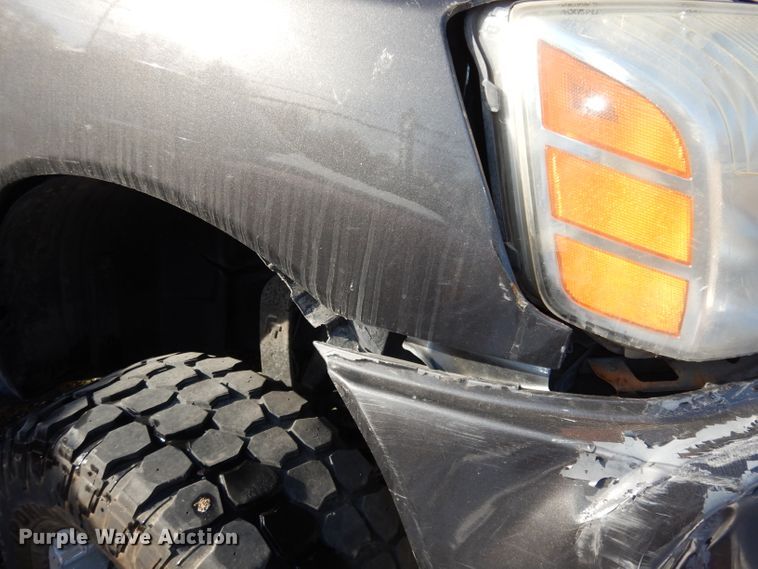 image for item DJ2846 2004 Nissan Titan  King Cab pickup truck