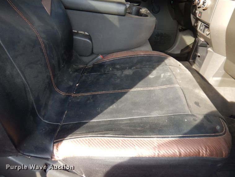 image for item DJ2846 2004 Nissan Titan  King Cab pickup truck