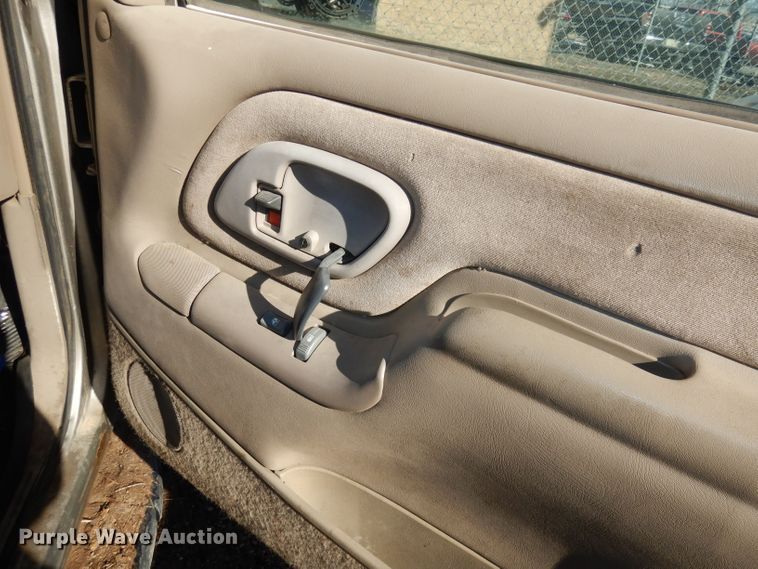 image for item DJ2848 1999 GMC Yukon SLE  SUV