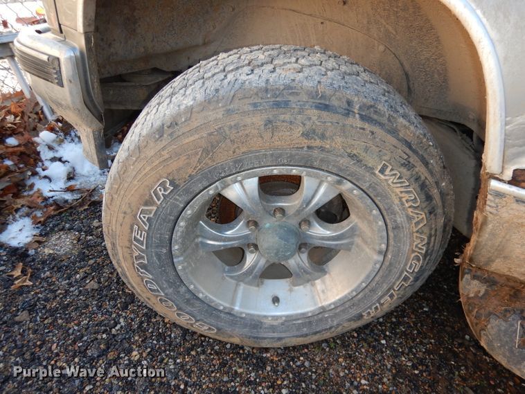 image for item DJ2848 1999 GMC Yukon SLE  SUV