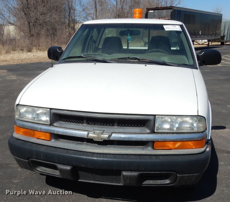 image for item DJ2871 2001 Chevrolet S10  Ext. Cab pickup truck