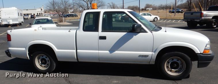 image for item DJ2871 2001 Chevrolet S10  Ext. Cab pickup truck