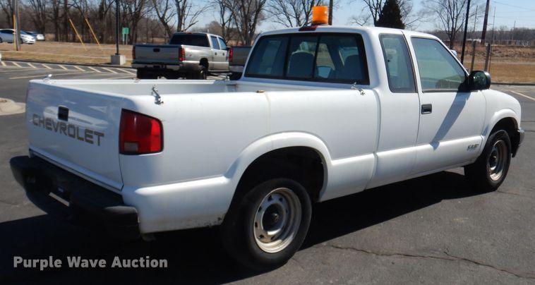 image for item DJ2871 2001 Chevrolet S10  Ext. Cab pickup truck