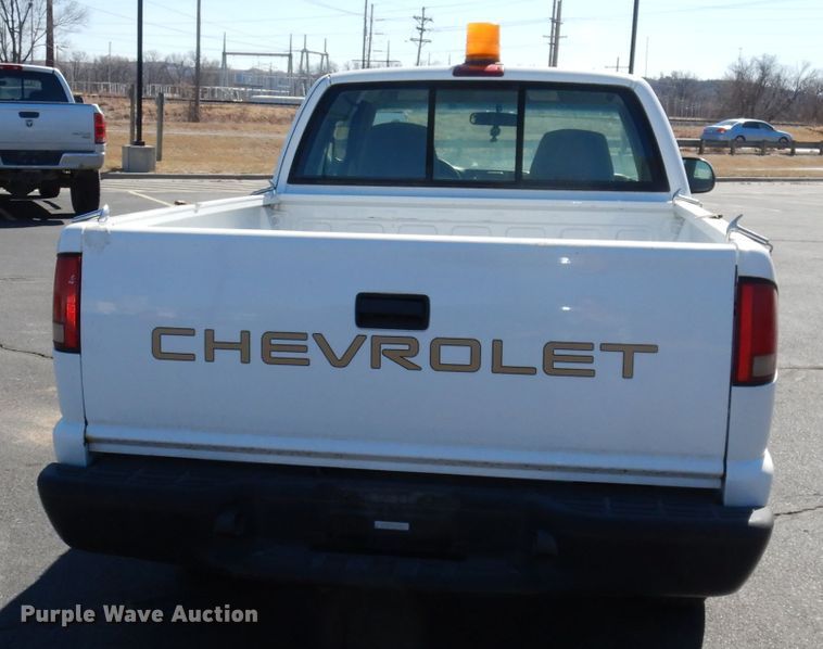 image for item DJ2871 2001 Chevrolet S10  Ext. Cab pickup truck