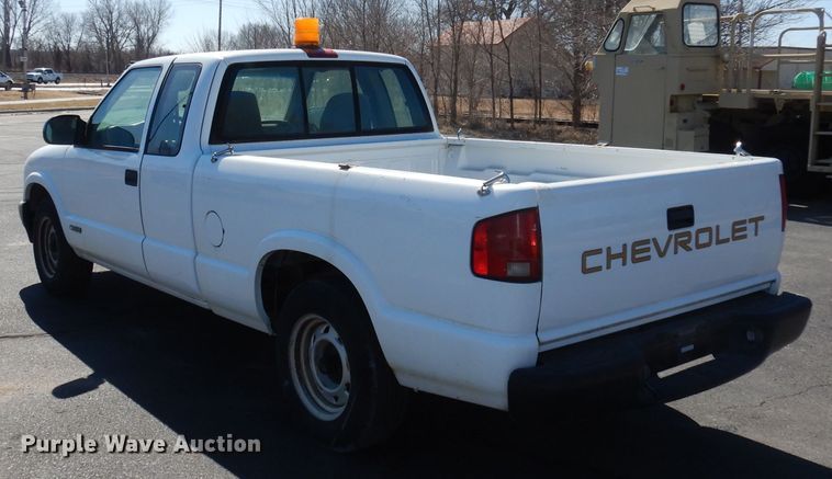 image for item DJ2871 2001 Chevrolet S10  Ext. Cab pickup truck