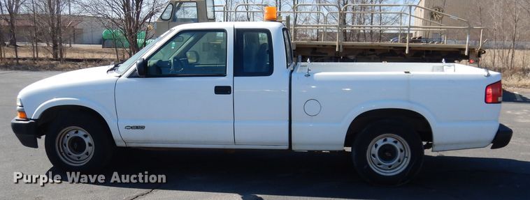 image for item DJ2871 2001 Chevrolet S10  Ext. Cab pickup truck