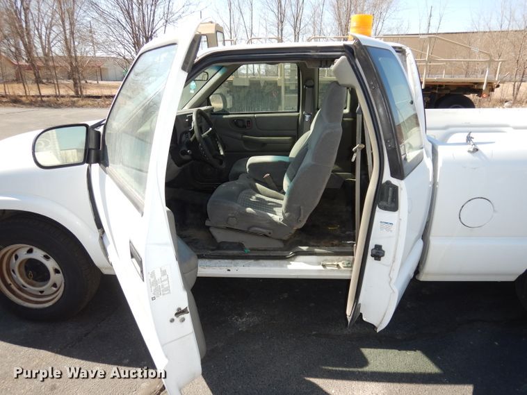 image for item DJ2871 2001 Chevrolet S10  Ext. Cab pickup truck