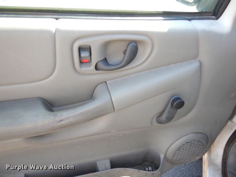 image for item DJ2871 2001 Chevrolet S10  Ext. Cab pickup truck