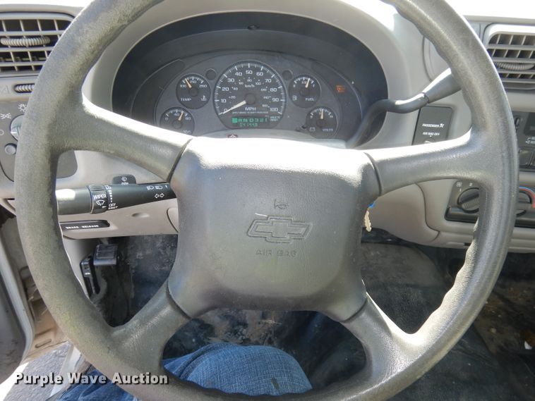 image for item DJ2871 2001 Chevrolet S10  Ext. Cab pickup truck