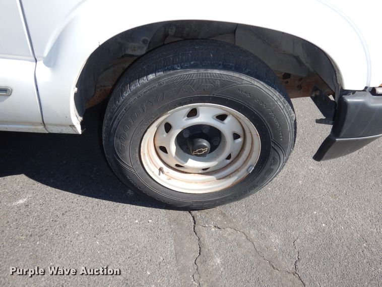 image for item DJ2871 2001 Chevrolet S10  Ext. Cab pickup truck