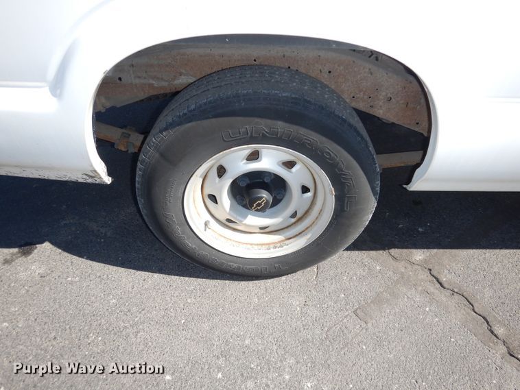 image for item DJ2871 2001 Chevrolet S10  Ext. Cab pickup truck